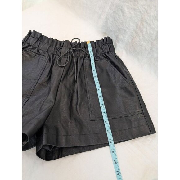 SChhjzpj women's size medium faux leather shorts elastic waist, 2" inseam C6 - Picture 9 of 9